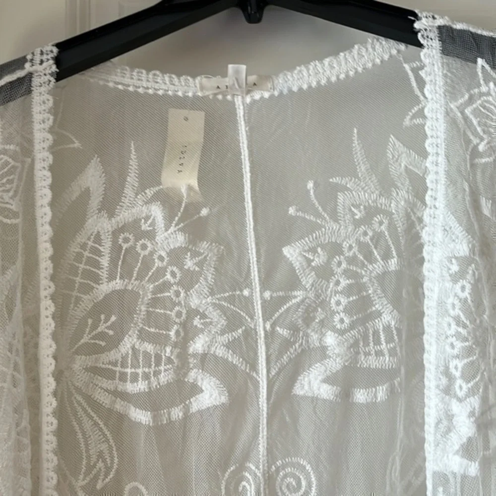 Adiva gorgeous Women’s lace kimono, size large.